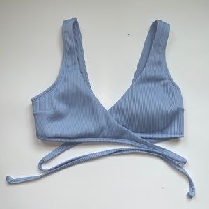 Hollister size L bikini top with removable pads